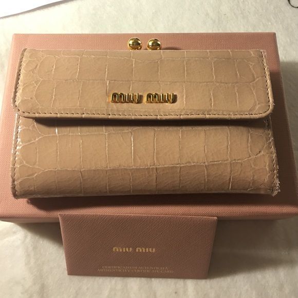 Miu Miu Handbags - 🔥Host Pick🌟Miu Miu St Cocco Lux Wallet